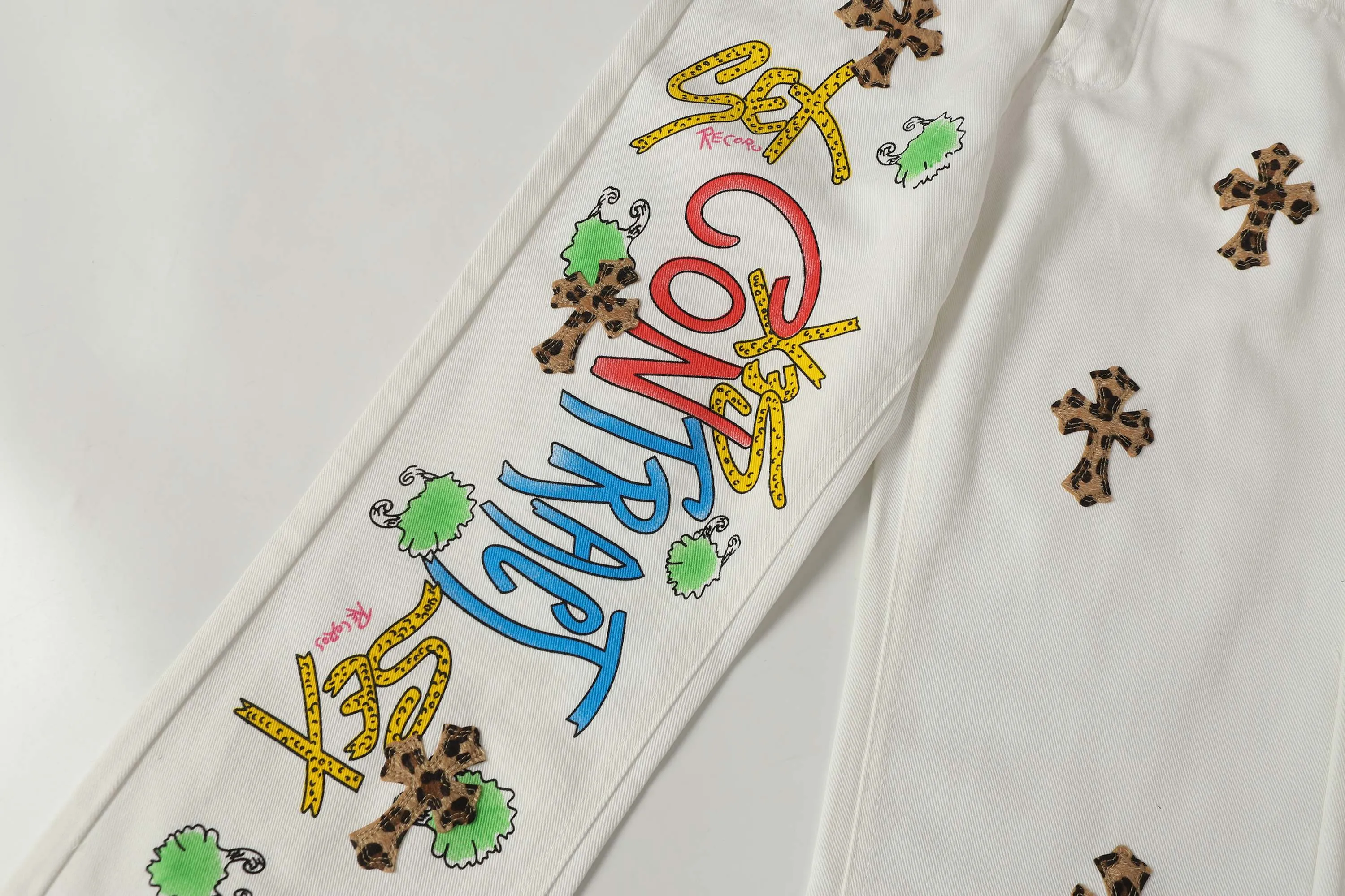 P280 -Chrome Hearts/Chrome Hearts 25ss classic white cow series colored leather cross washed color cloth unisex denim trousers -Vibe style straight stacked god-level version -carbon fine bias denim color cloth -old vintage complete set of hardware - Chrome Hearts white cow series The high version uses high-ounce custom fabrics, fermentation washing and soft color fixation, soft and thick to wear, the details are all hand-polished and manufactured with craftsmanship, all-over jacquard fabrics, unique design style After multiple processes to create a full retro feel, a niche and unique non-contrast shirt, custom-made distressed spray-painted buttons, every detail is crafted with craftsmanship. Color: Picture color Code number: 28-36